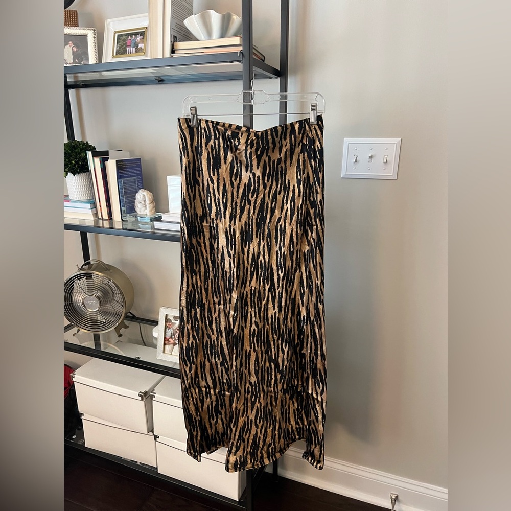Leopard print satin skirt
